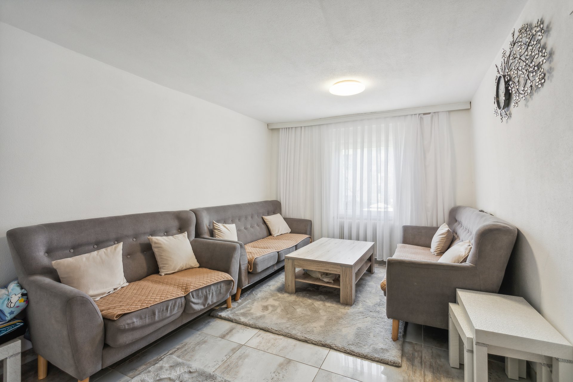 Helles Wohnzimmer mit drei Sofas