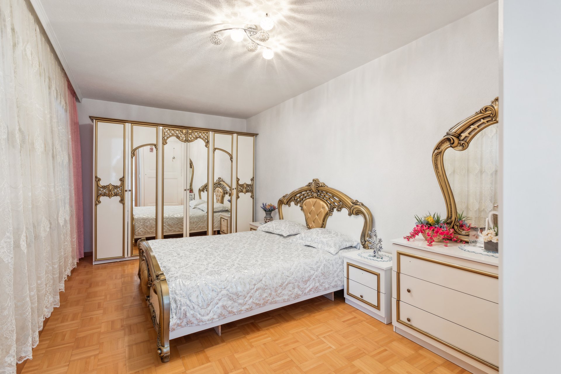 Schlafzimmer mit klassischer, reich verzierter Möblierung