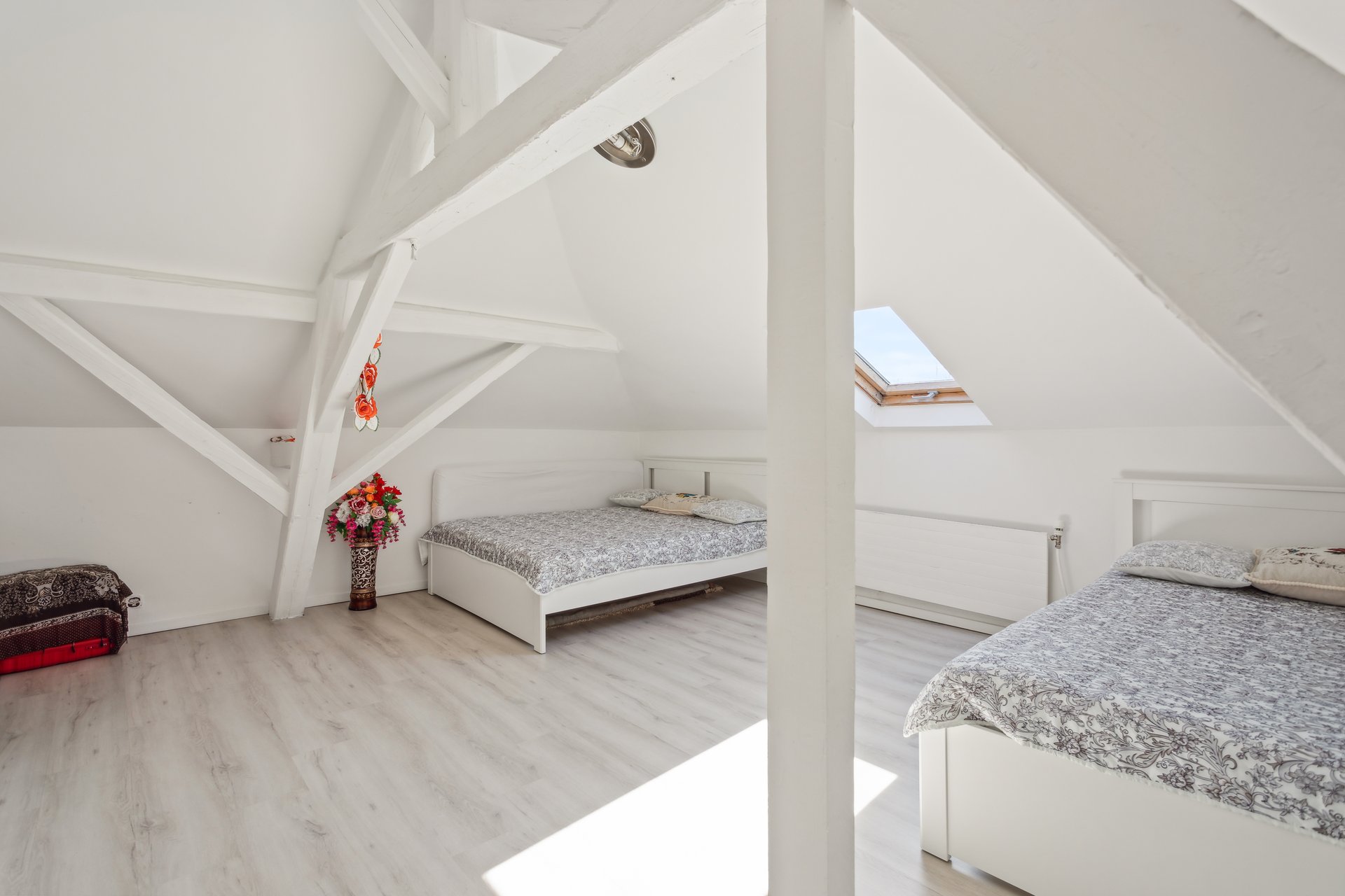 Dachgeschoss-Schlafzimmer mit zwei Betten