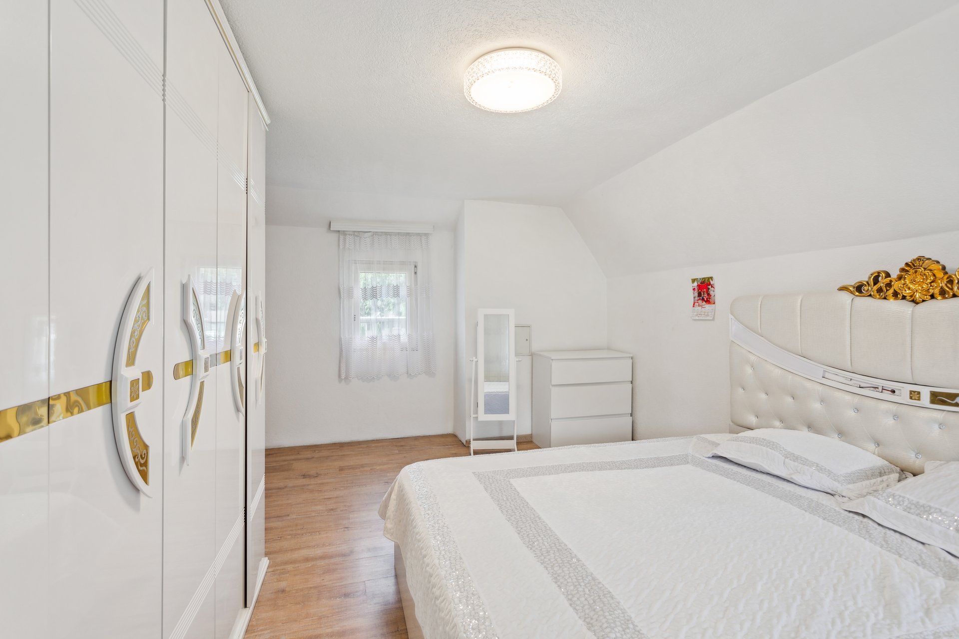 Helles Schlafzimmer mit Dachschräge