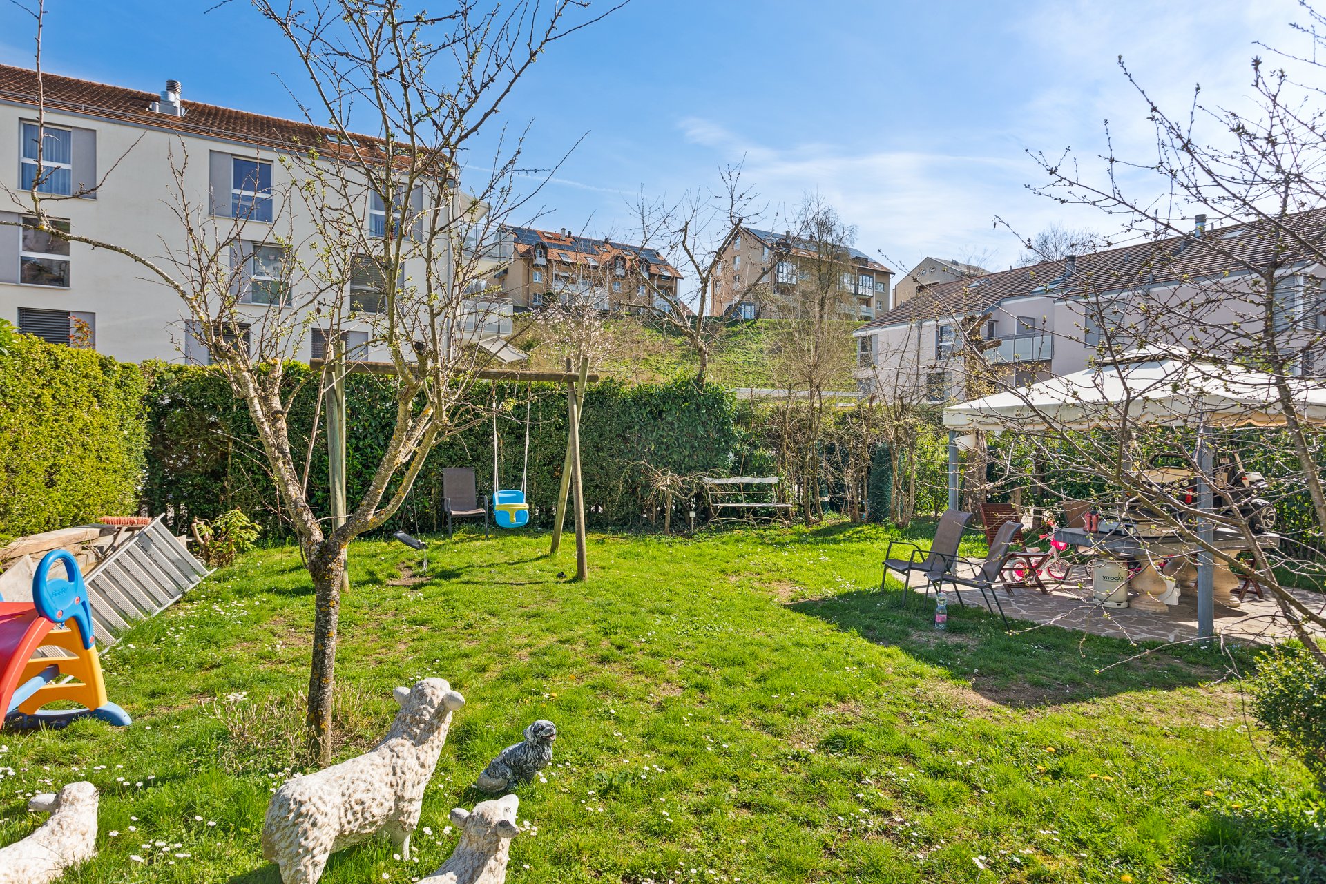 Großer Garten mit Spiel- und Sitzbereich