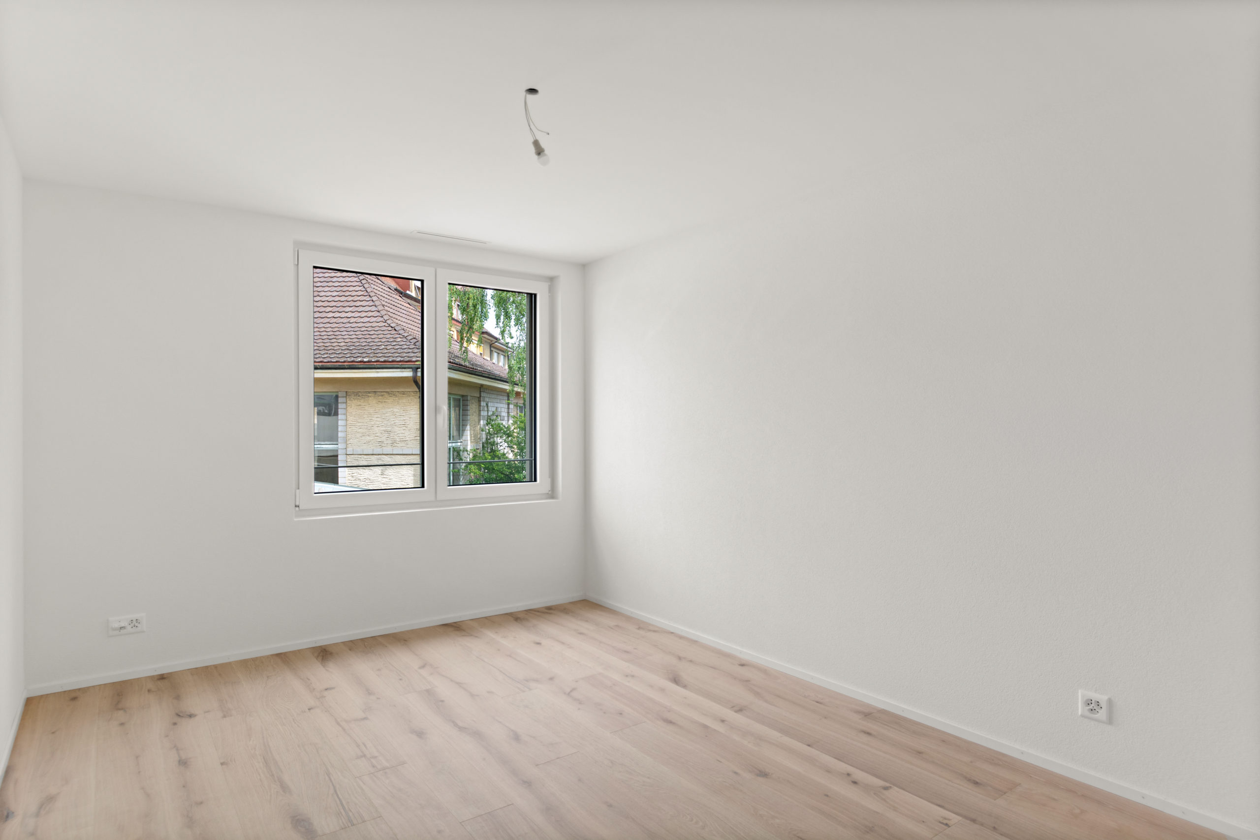 Heller leerer Raum mit Fenster