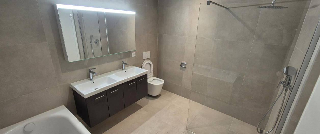 Modernes Badezimmer mit Doppelwaschtisch und Walk-in-Dusche