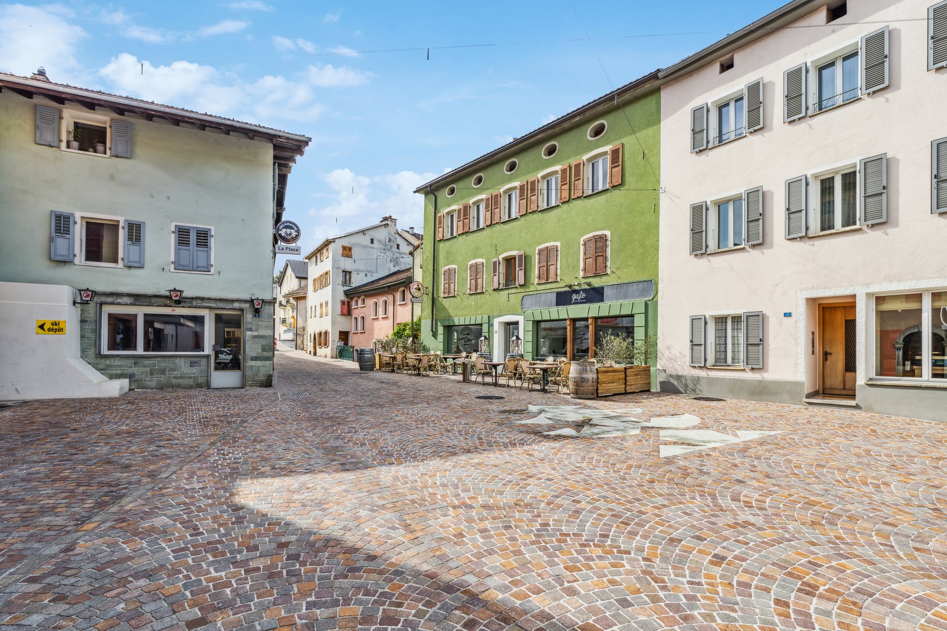 Dorfplatz mit historischen Fassaden