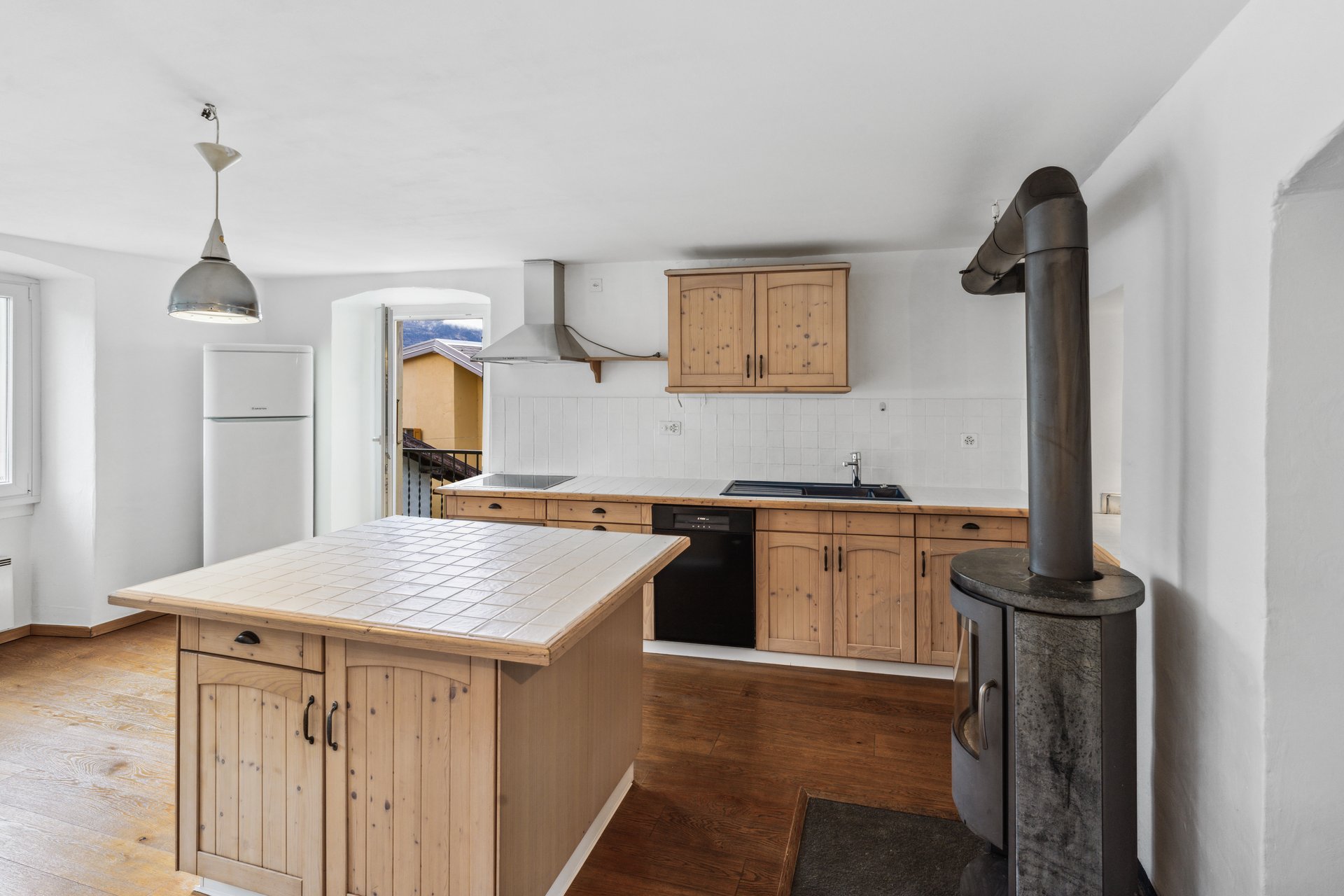 Rustikale Küche mit Holzinsel und Holzofen