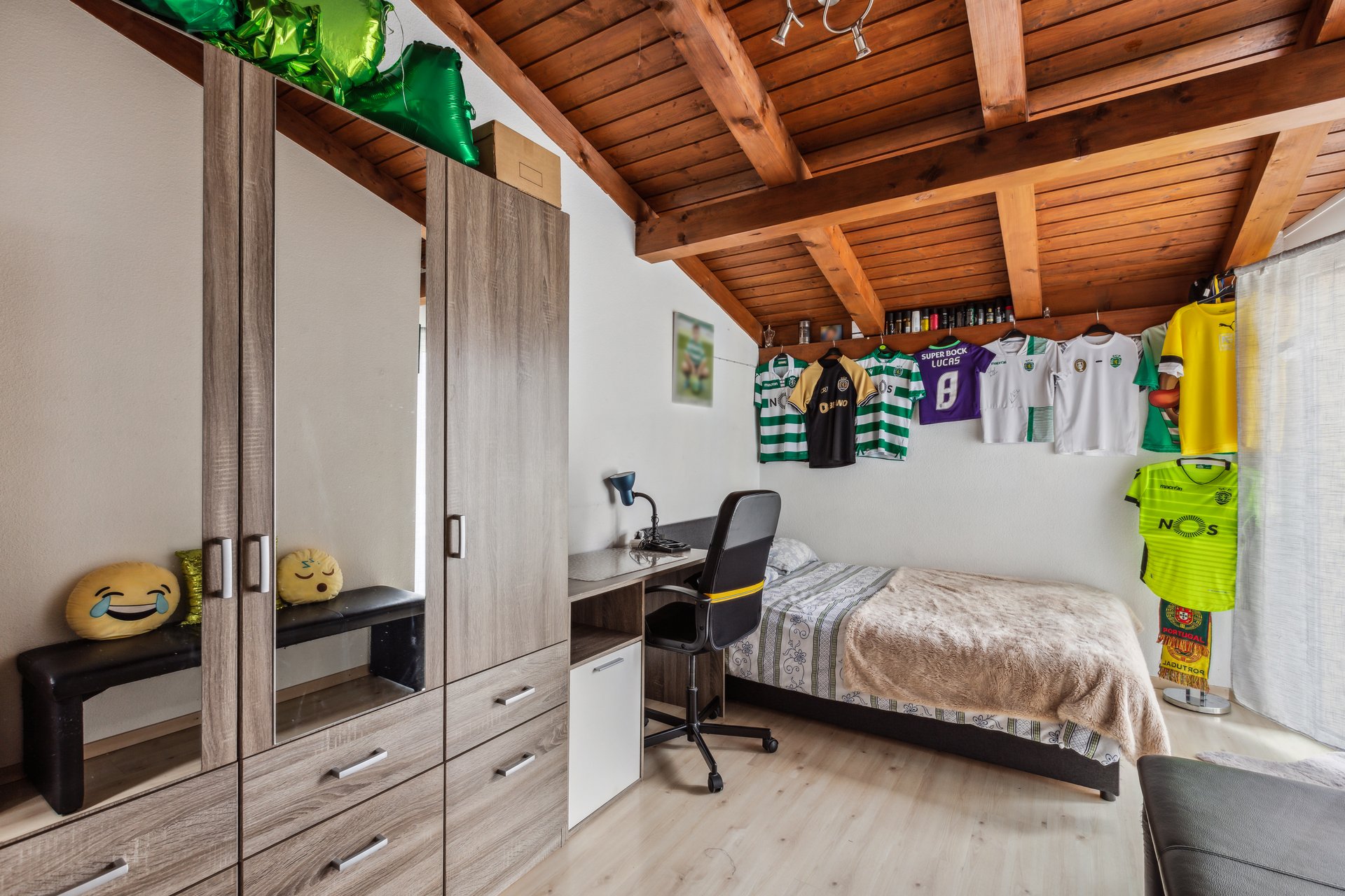 Jugendzimmer mit Dachschrägen