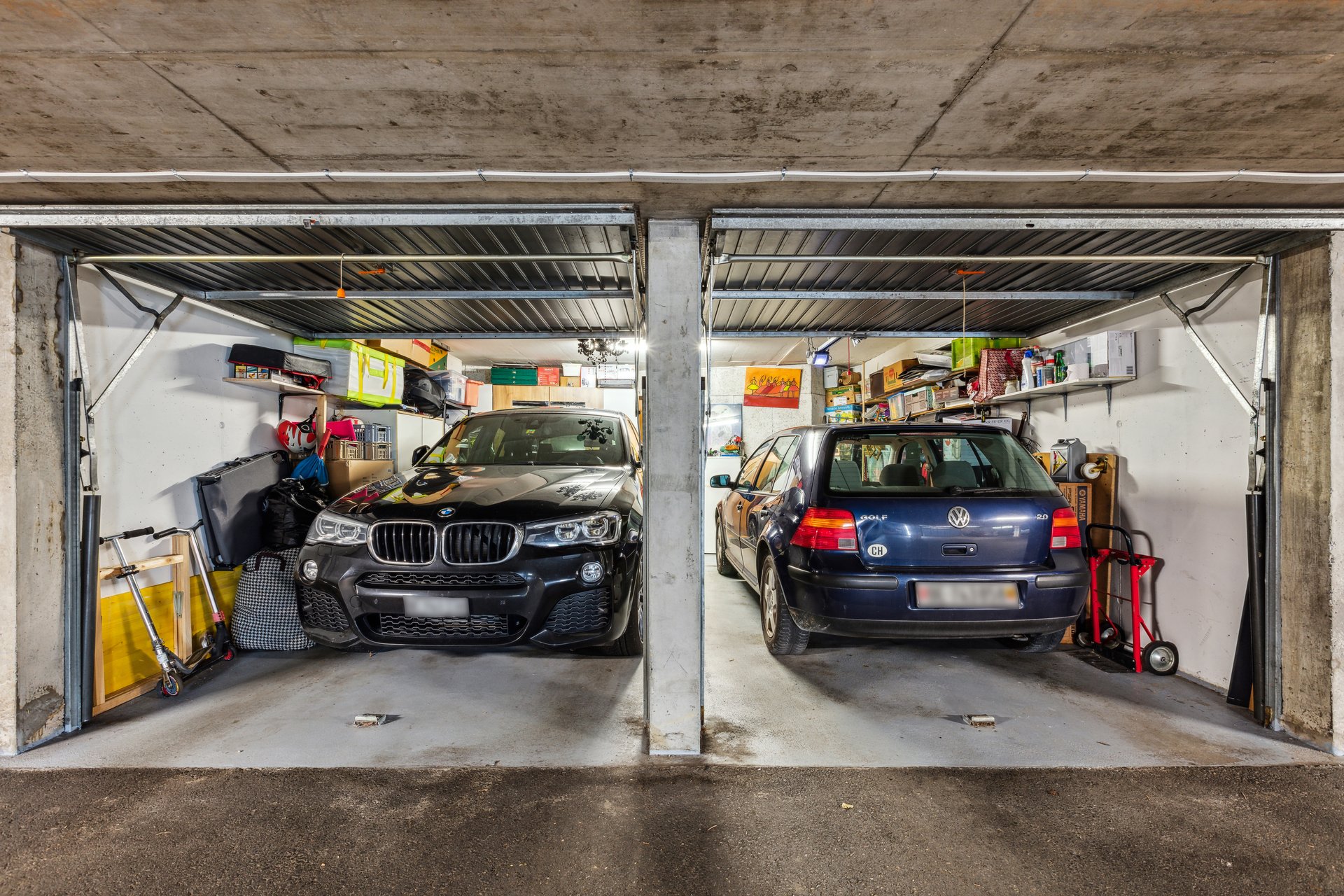 Doppelgarage mit zwei geparkten Autos