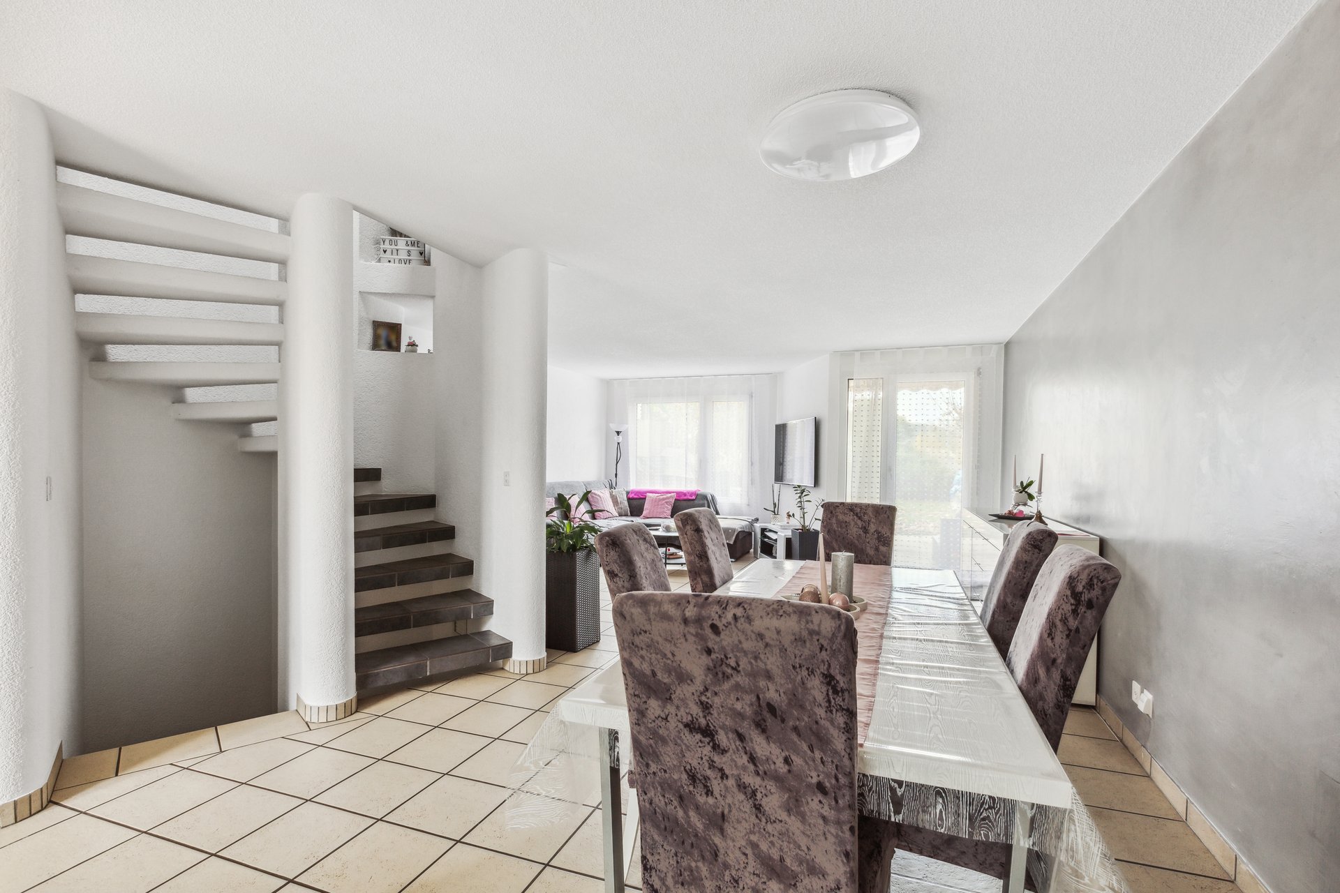 Offener Wohn- und Essbereich mit Treppe