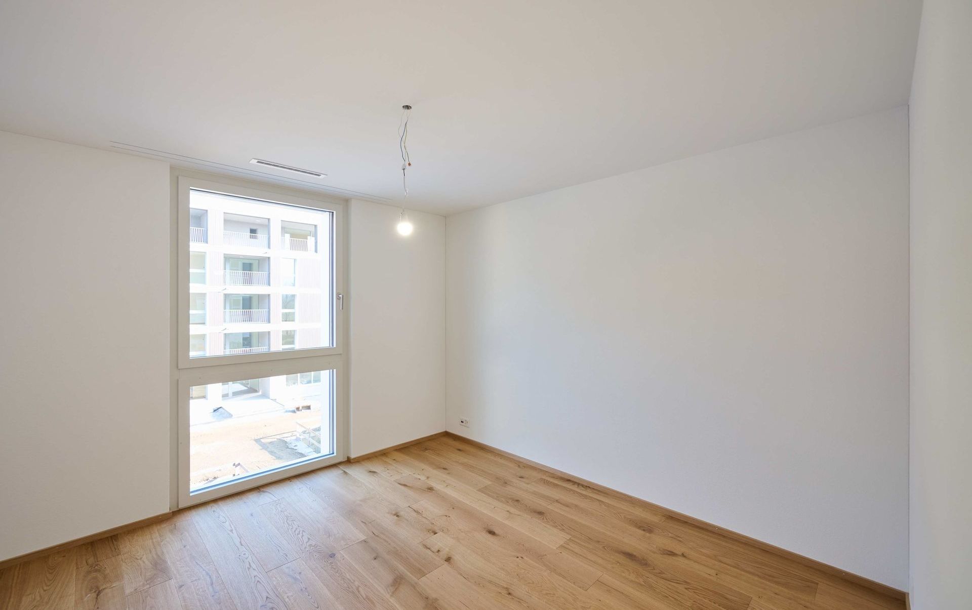 Leeres, modernes Zimmer mit großem Fenster