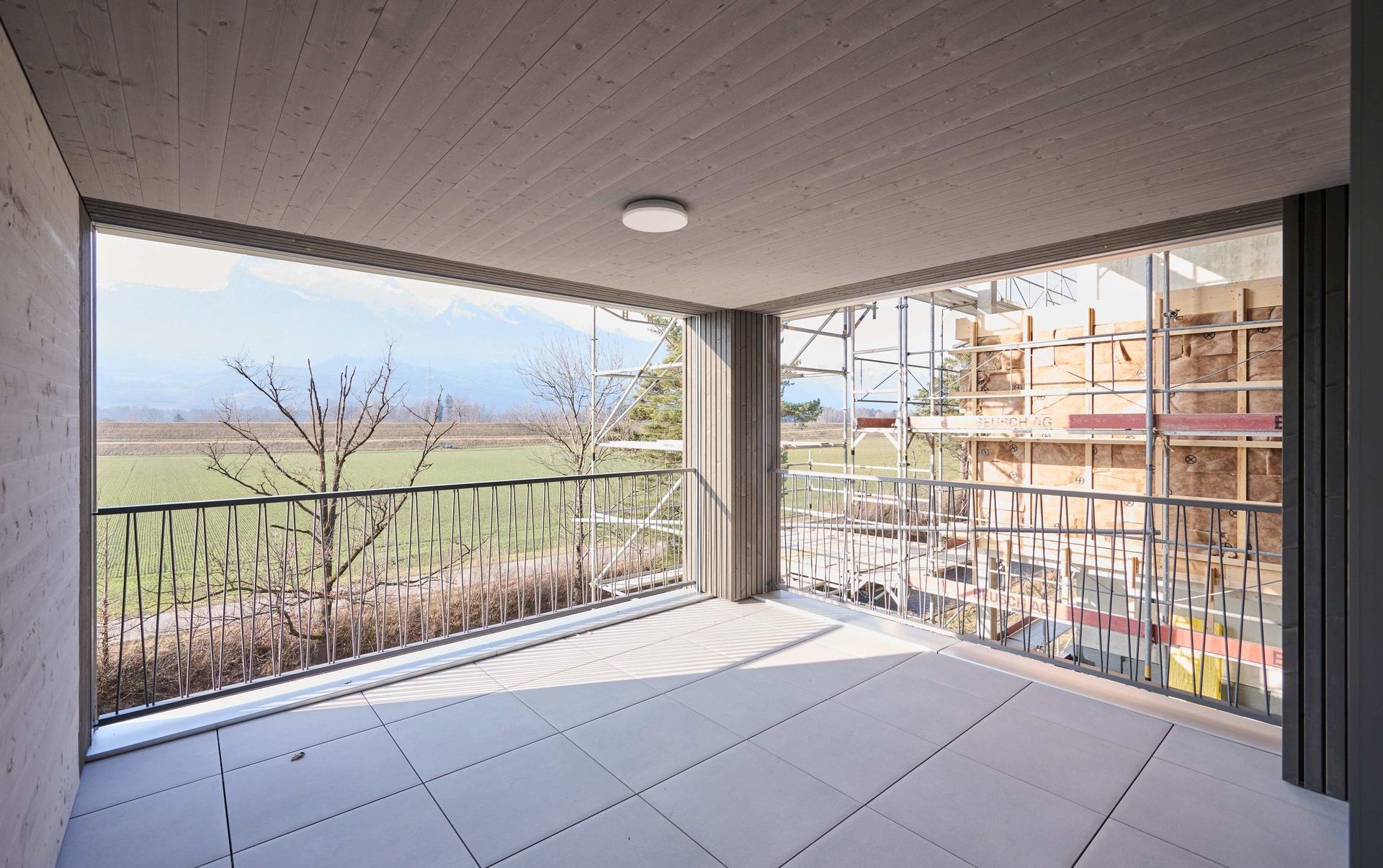Überdachter Balkon mit Weitblick