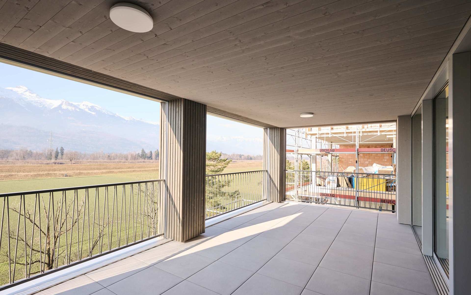 Überdachte Terrasse mit Bergblick