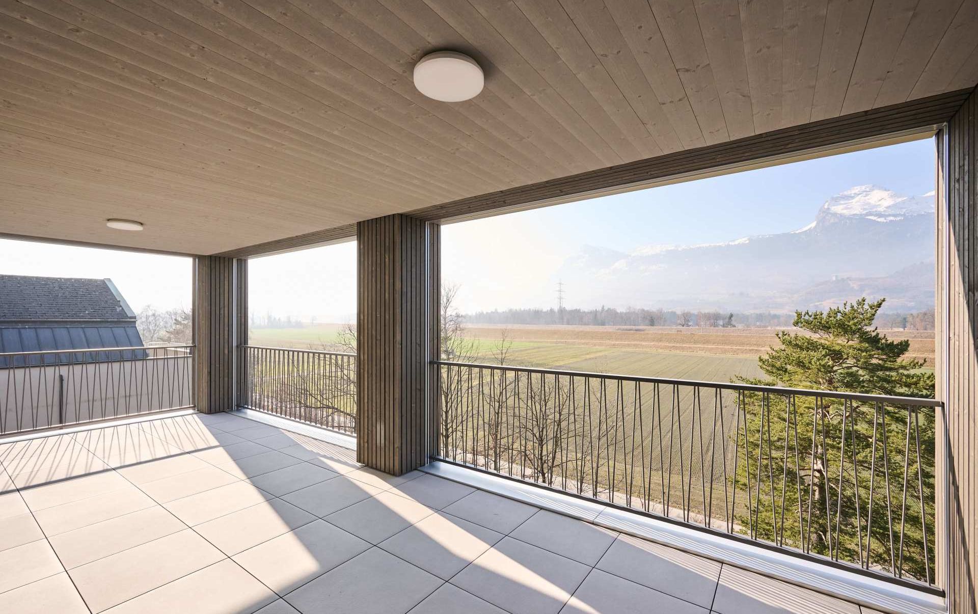 Überdachte Terrasse mit Bergblick