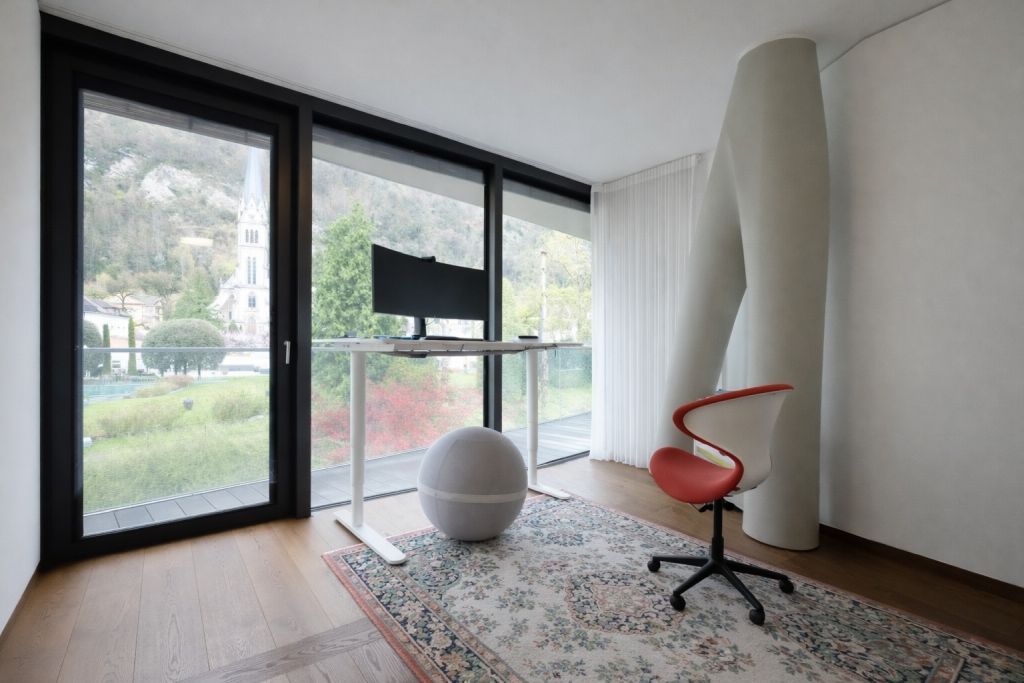 Modernes Arbeitszimmer mit Panoramafenster