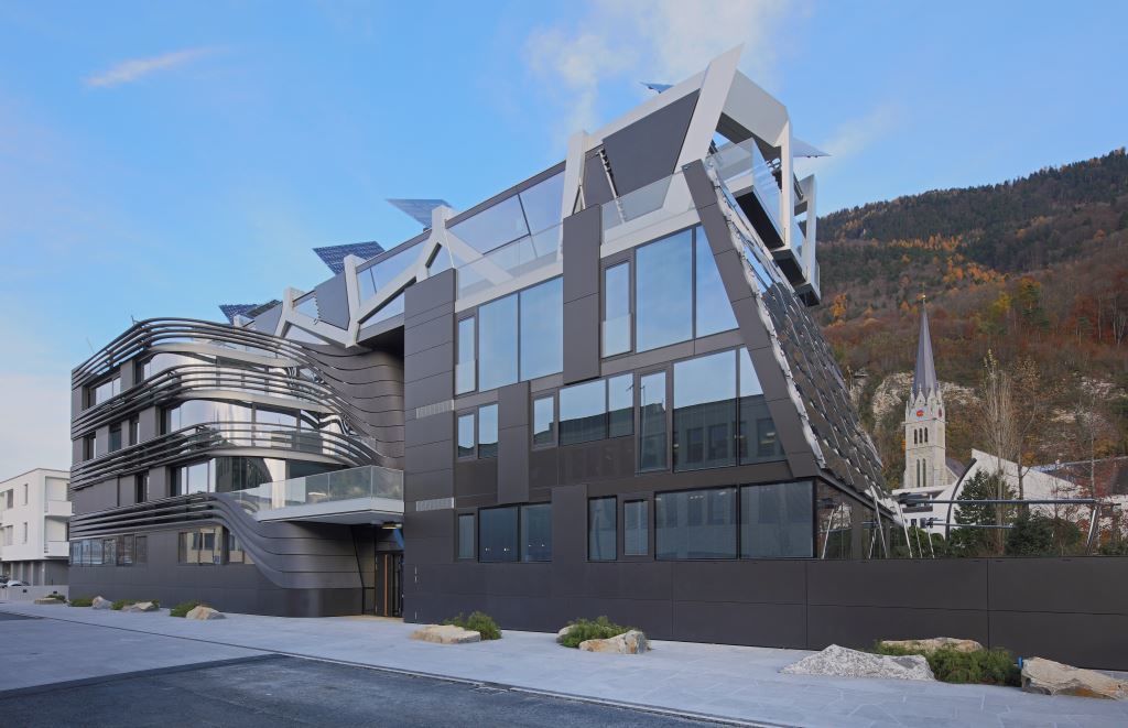 Moderne Architektur mit markanter Glasfassade