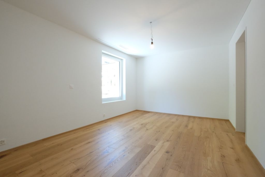 Heller leerer Raum mit Holzfußboden