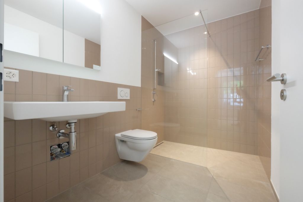 Modernes Badezimmer mit begehbarer Dusche und wandhängendem WC