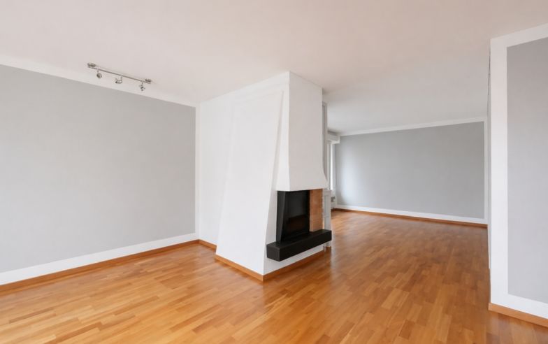Heller Wohnraum mit Kamin und Holzfußboden
