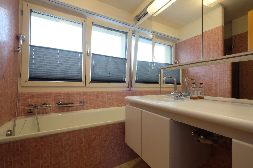 Pinkes Badezimmer mit Wanne und Waschplatz