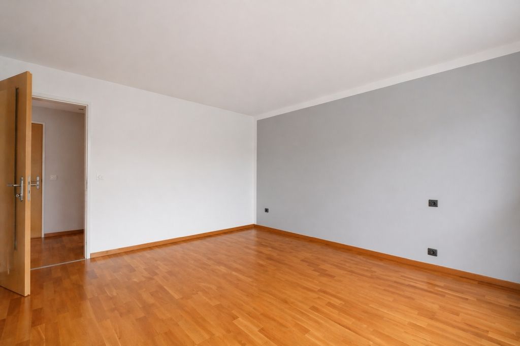 Leerer Wohnraum mit Holzfußboden