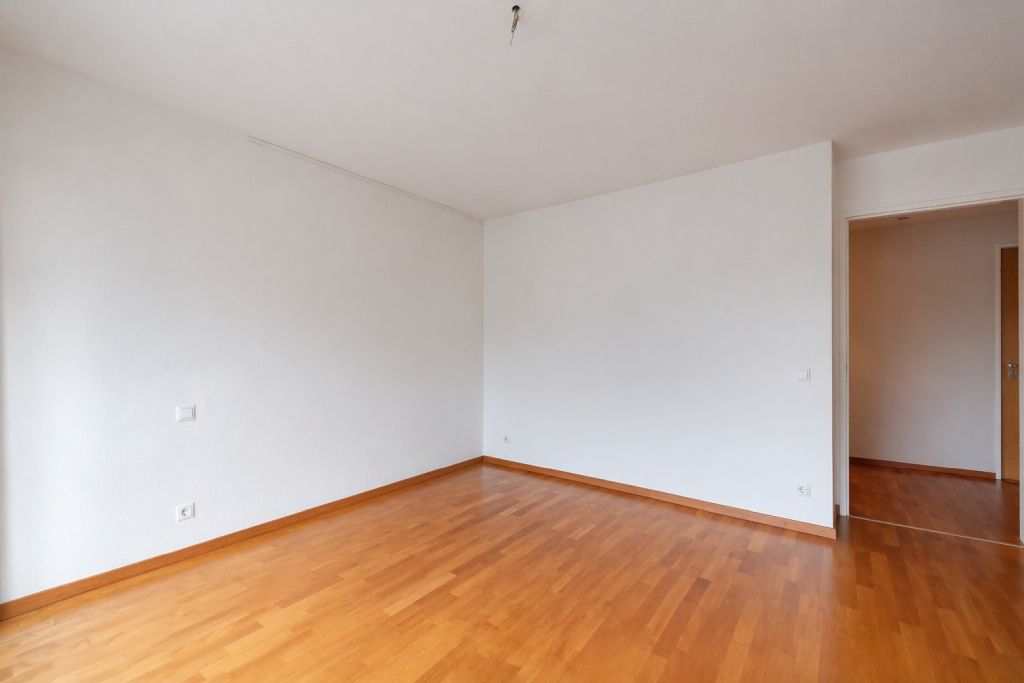 Leerer Wohnraum mit Parkettboden