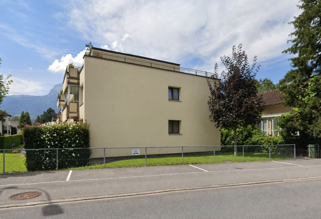 Mehrfamilienhaus mit Garten und Bergblick