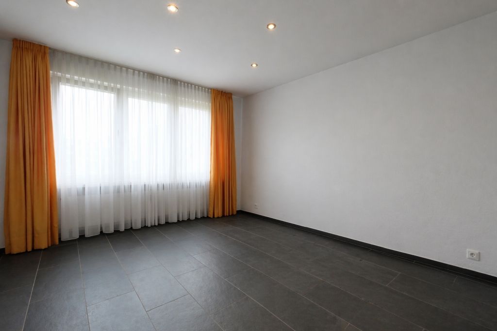 Leerer Wohnraum mit großem Fenster