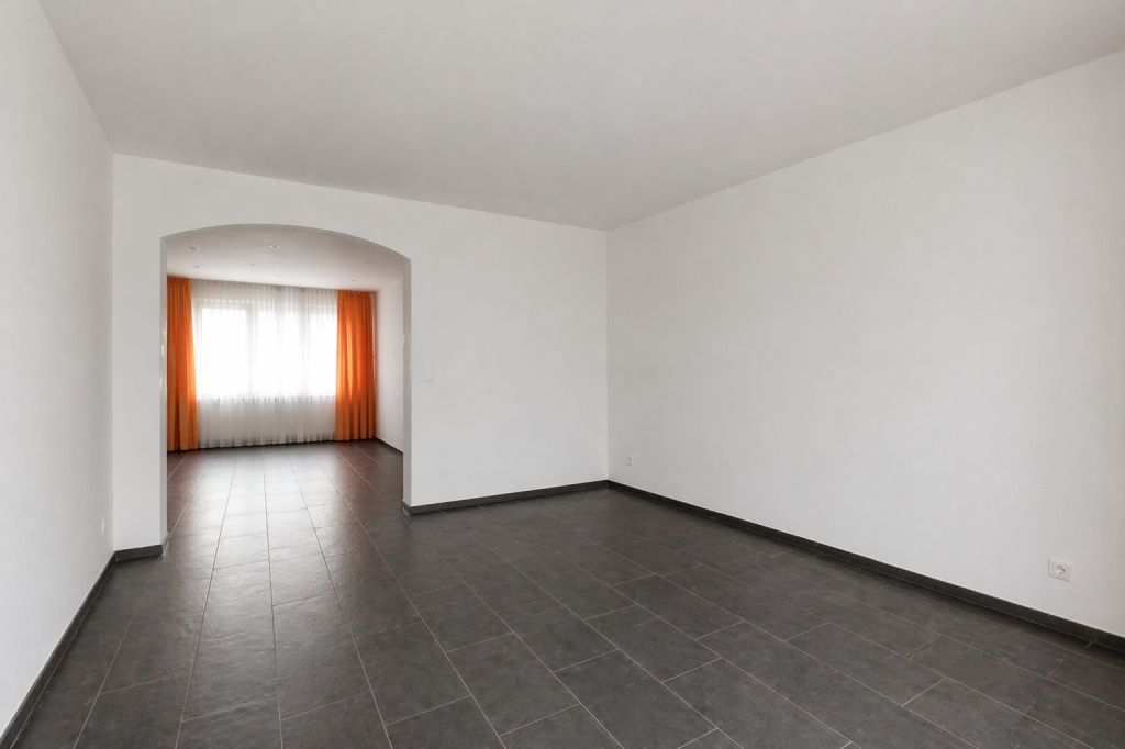 Leerer Wohnraum mit Durchgang zum Nebenraum