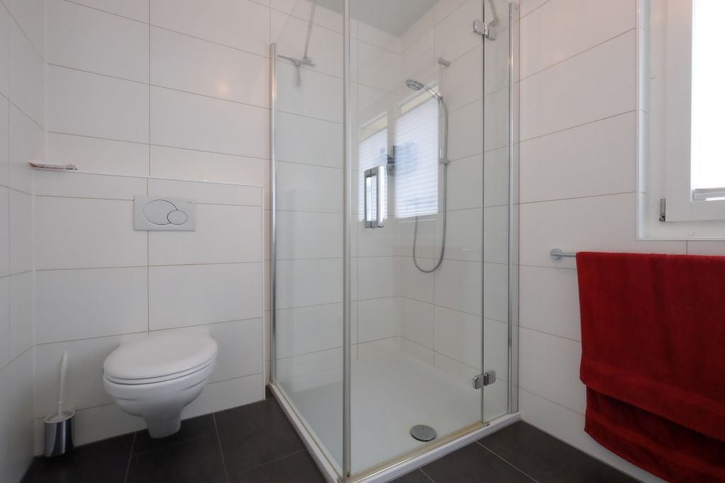 Modernes kleines Badezimmer mit Dusche und WC