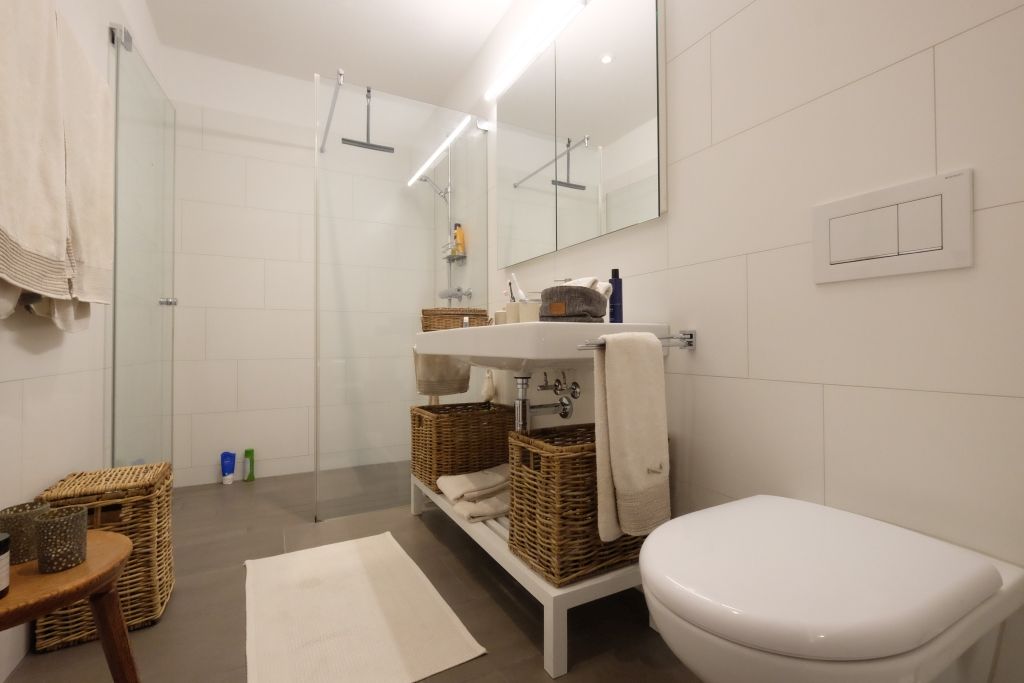 Modernes Badezimmer mit Glasdusche und Waschtisch