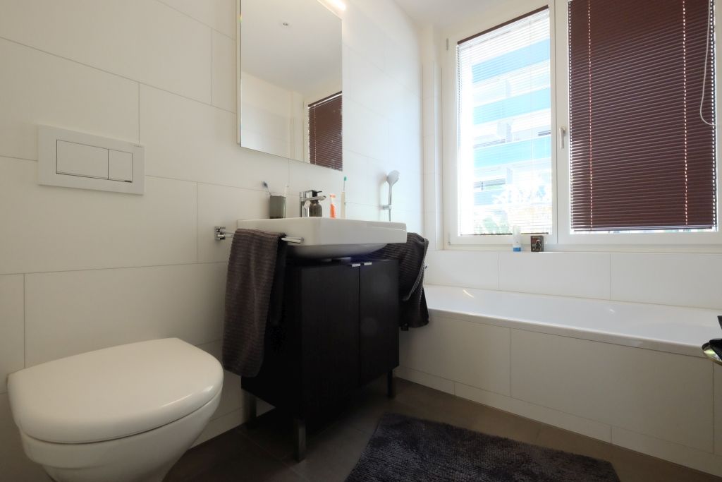 Modernes Badezimmer mit WC und Badewanne