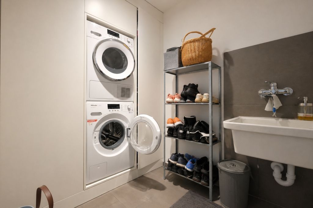 Hauswirtschaftsraum mit Waschmaschine und Spüle