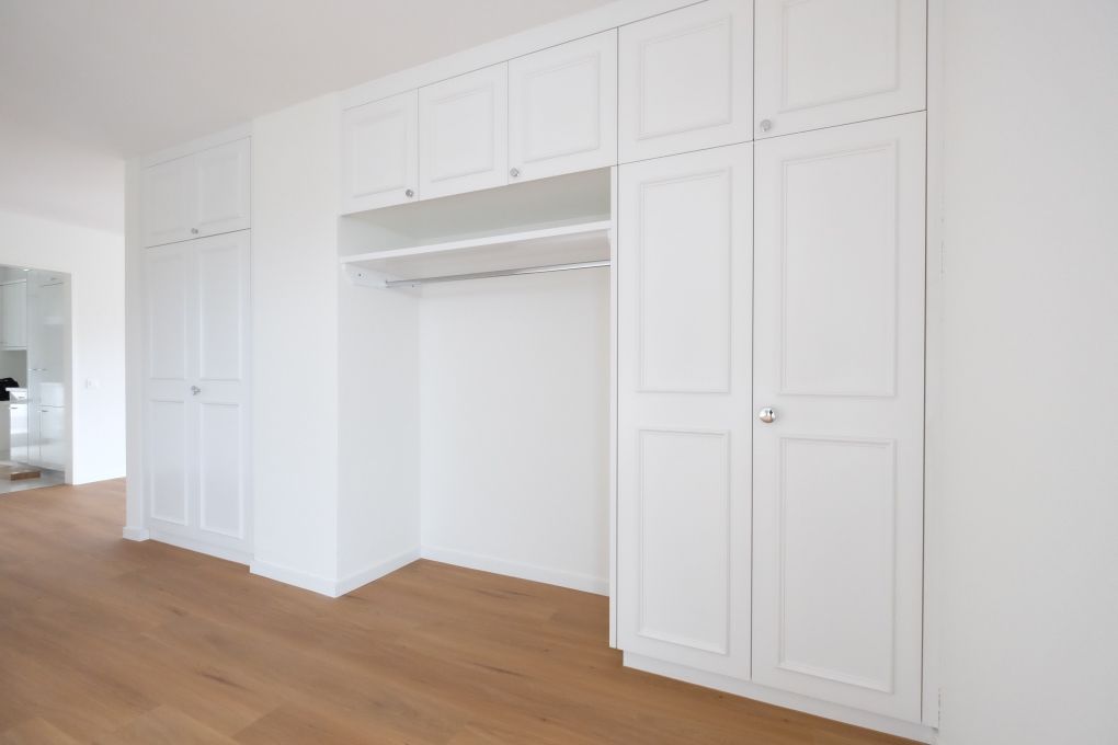 Weißer Einbauschrank in einem hellen Innenraum