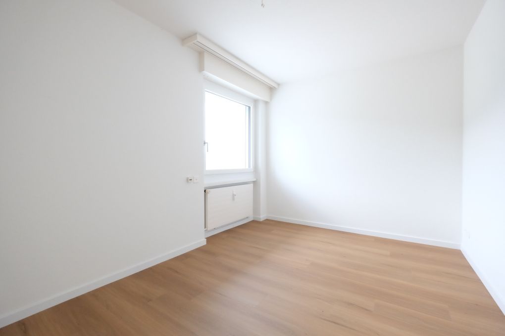Leeres, helles Zimmer mit Fenster