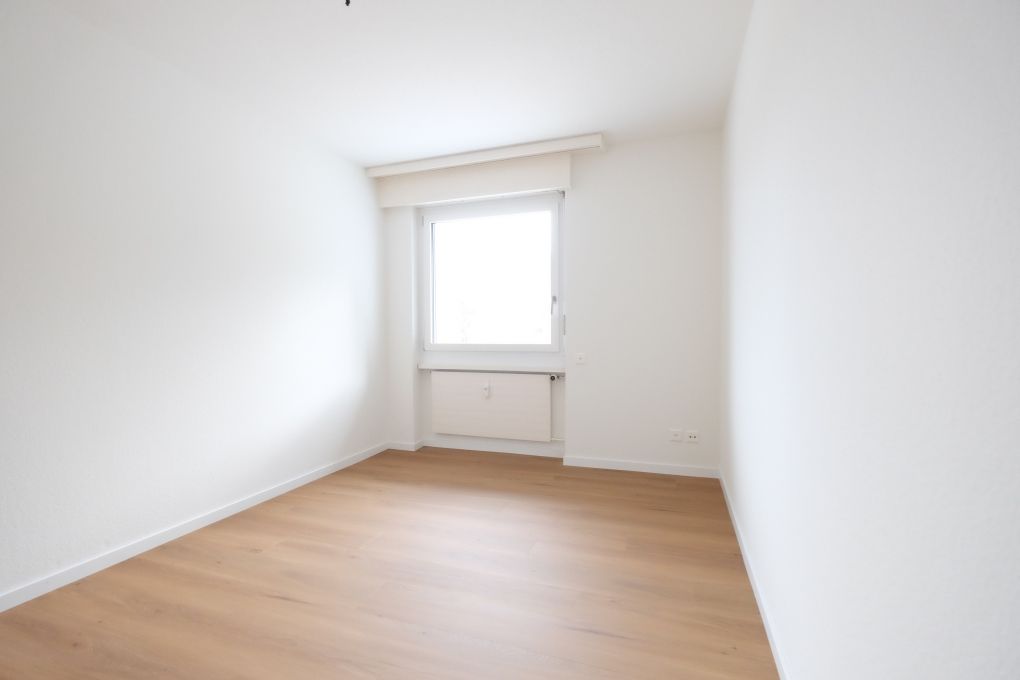 Helles, leerstehendes Zimmer mit Fenster