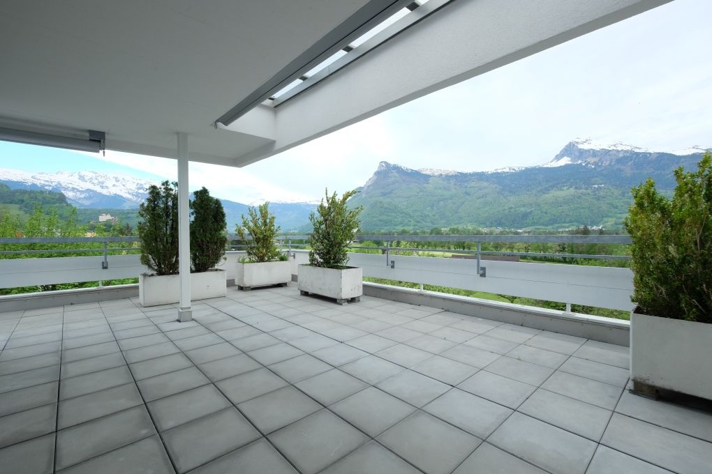 Große Terrasse mit Bergblick
