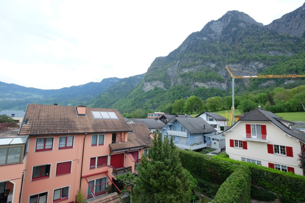 Bergblick über Wohnhäuser im Tal