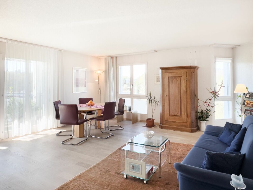 Helles Wohnzimmer mit Essbereich
