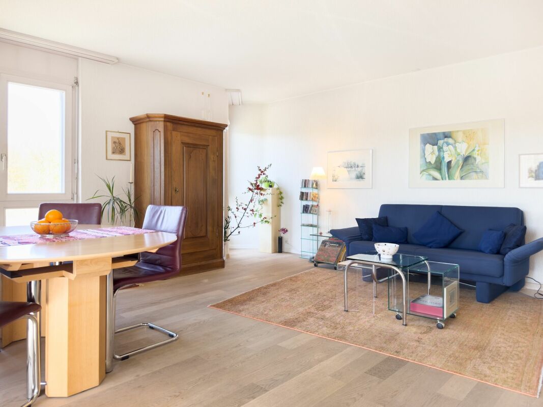 Heller Wohn- und Essbereich mit Sofa und Esstisch