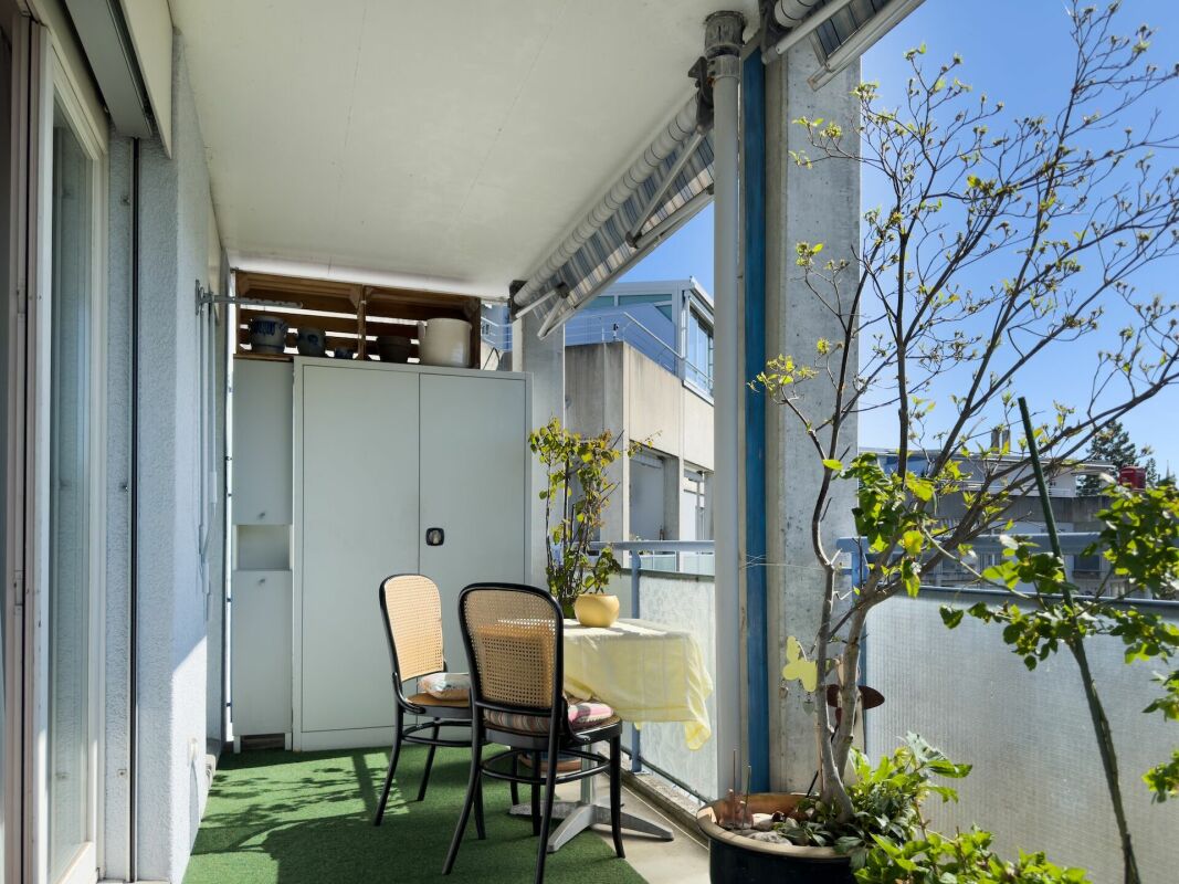 Balkon mit Sitzplatz und Pflanzkübeln