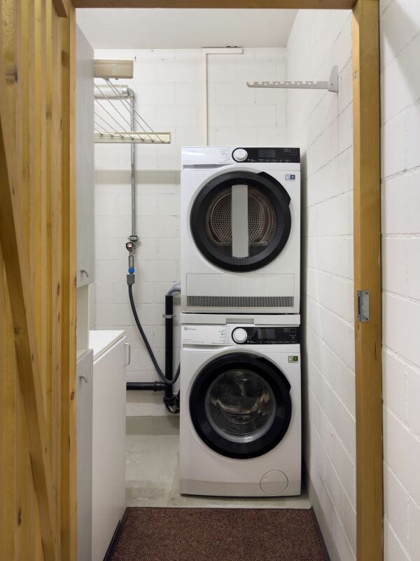 Hauswirtschafts-/Waschraum mit Trockner und Waschmaschine