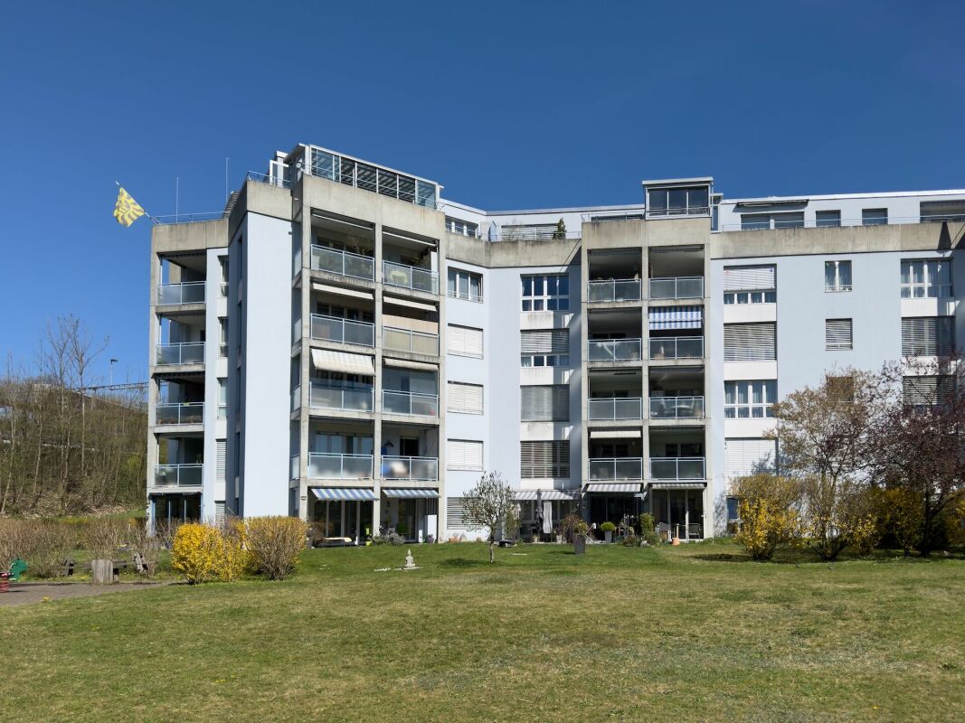 Mehrfamilienhaus mit großer Grünfläche