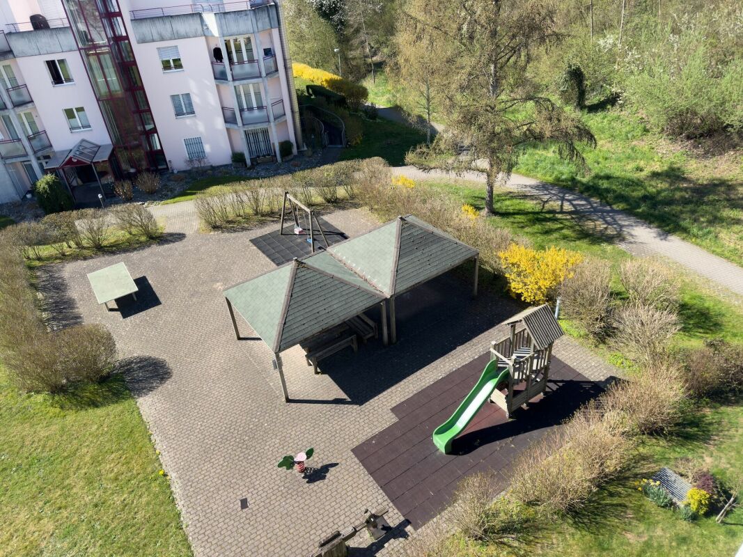 Innenhof mit Spielplatz und Wohnanlage