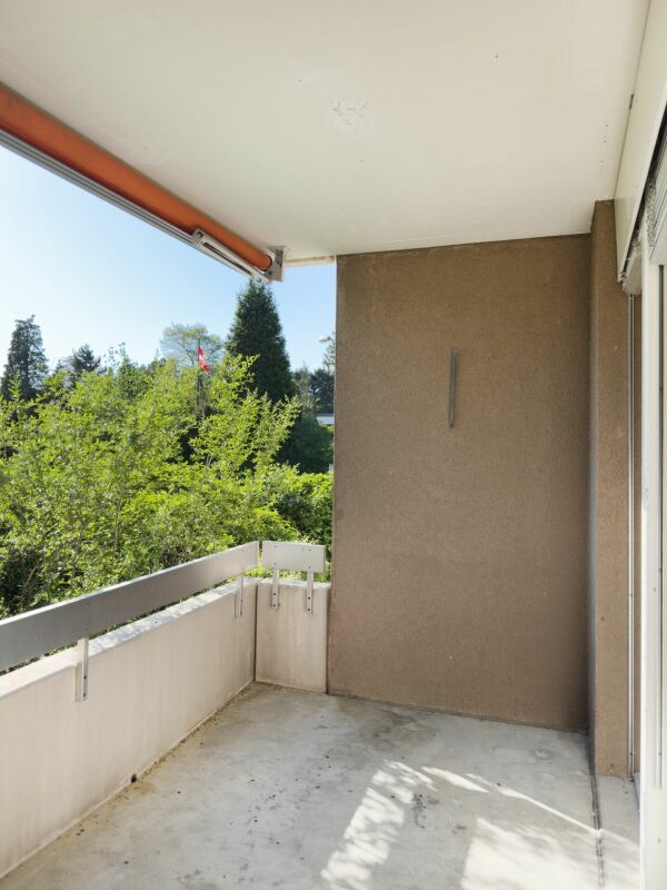 Überdachter Balkon mit Blick ins Grüne