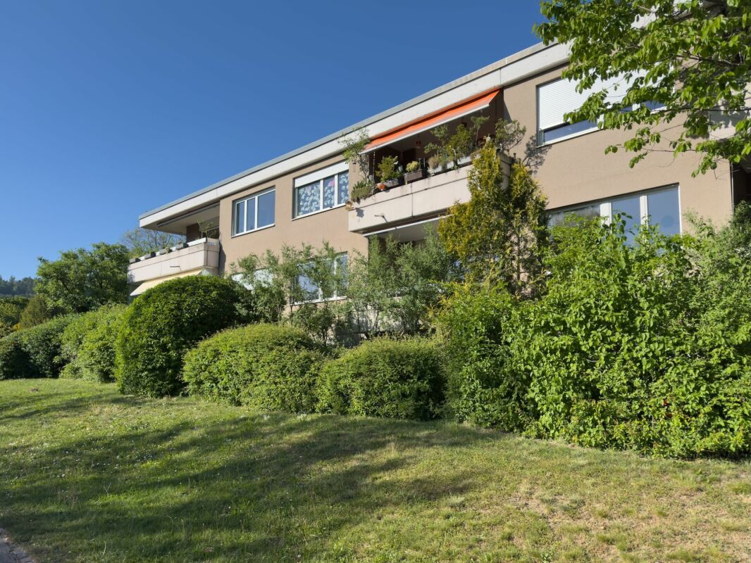 Mehrfamilienhaus mit Balkon und Garten