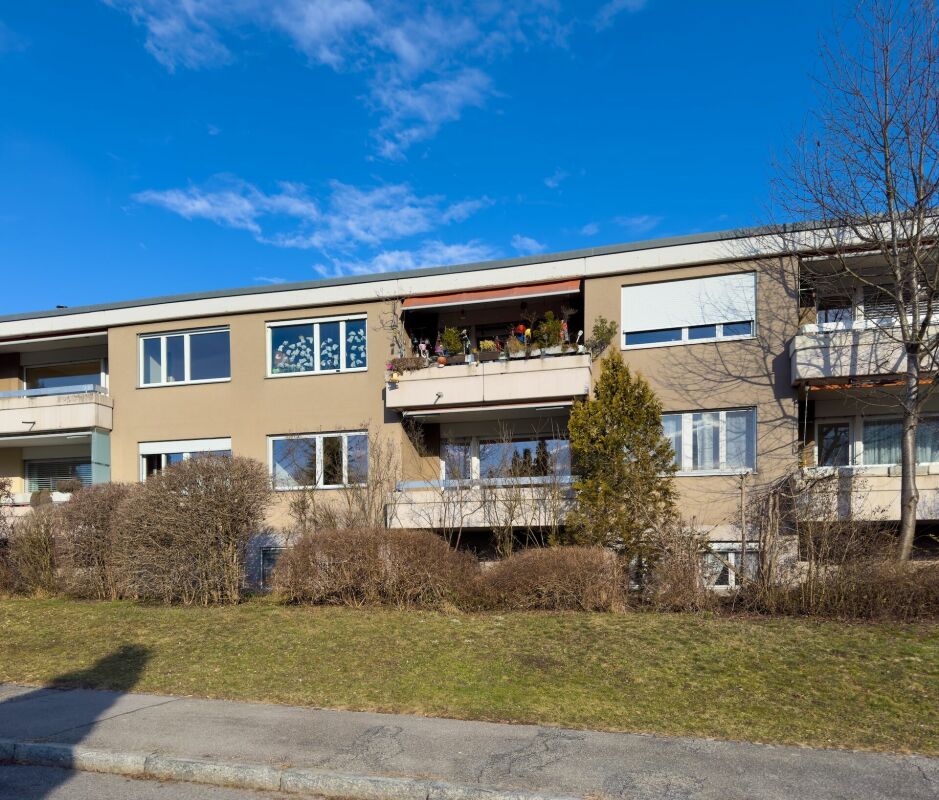 Mehrfamilienhaus mit Balkonen