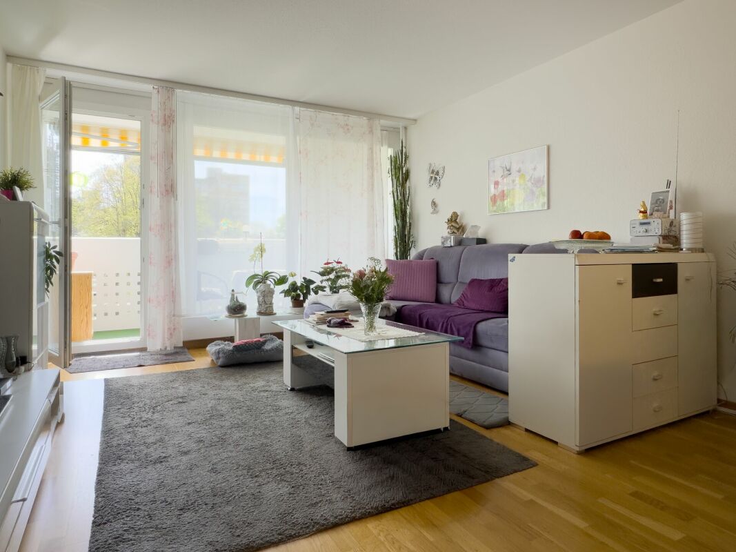 Helles Wohnzimmer mit Balkonzugang