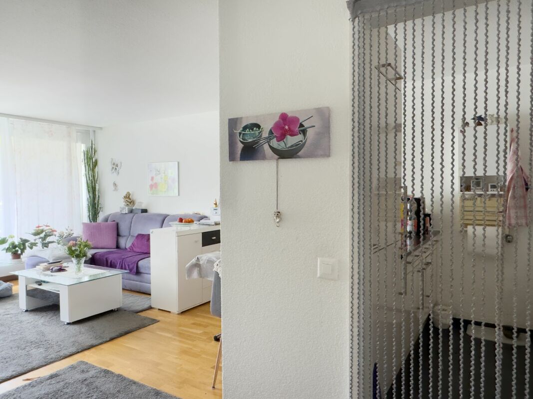 Helles Wohnzimmer mit offener Sicht in einen Nebenbereich