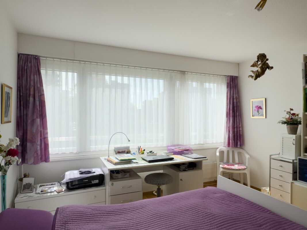 Schlafzimmer mit Arbeitsbereich