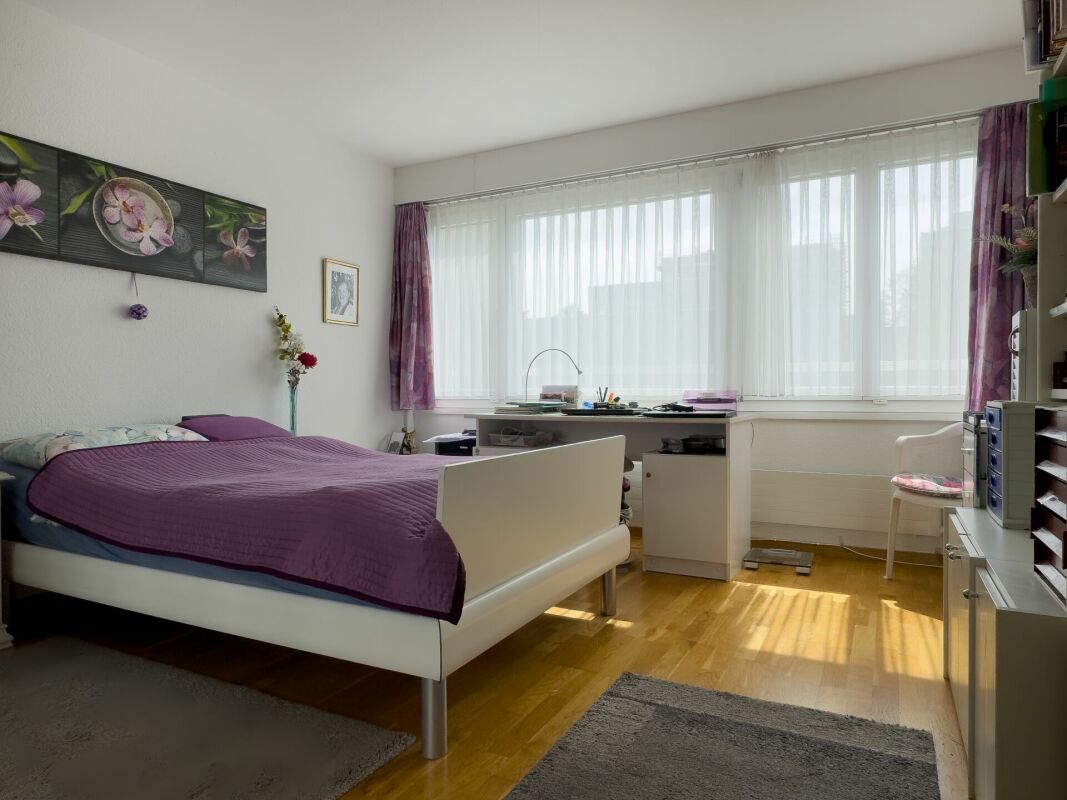 Helles Schlafzimmer mit Arbeitsplatz