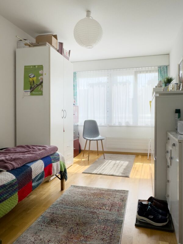 Helles kleines Schlafzimmer mit einfachem Mobiliar